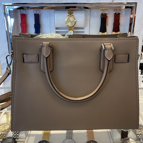 MICHAEL KORS HAMILTON MEDIUM SATCHEL
COLOR: Dusk
NWT - Picture 10 of 16